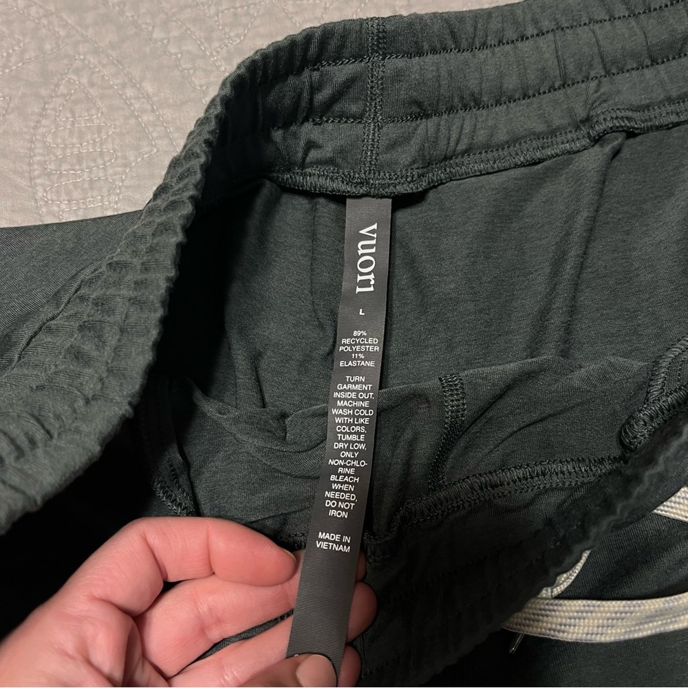 Vuori marsh green size large performance joggers
